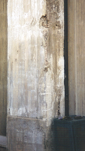 Sprucken betongpelare